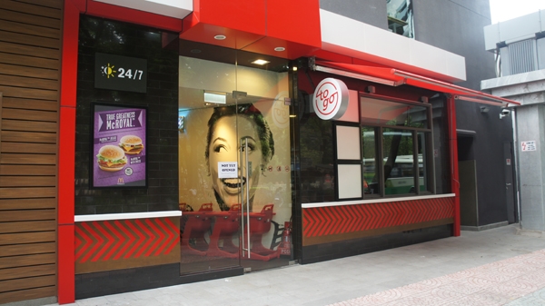 
	
	Nhà hàng McDonald’s Bến Thành còn có một quầy đặt hàng “To Go” nhằm phục vụ riêng cho những khách hàng bận rộn